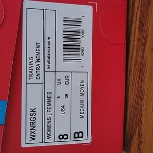 New Balance women's size 8 sneakers- NEW